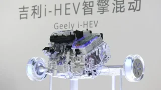 Spalovací motory ještě neřekly poslední sbohem: Geely uvádí nový hybrid se spotřebou 2,22 litru