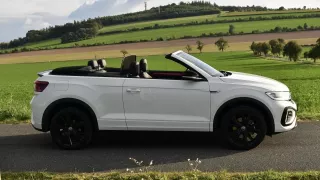 Volkswagen T-Roc Cabriolet si zvolíte, když preferujete robustnější automobil, ale nechcete se nechat připravit o pocit svěžího větru ve vlasech