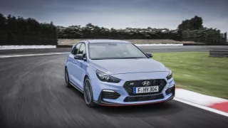 Prohlédněte si ostrý hatchback Hyundai i30 N v poh