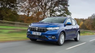 Současná Dacia Sandero je levnou nenáročnou ojetinou. Do českých bazarů ale často nemíří
