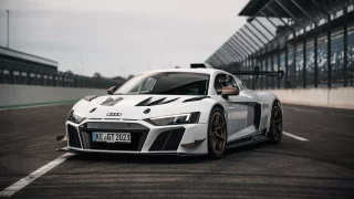 Zájemci o skutečně radikální sporťák pozor. ABT postavilo na značky Audi R8 ze seriálu DTM. Nic extrémnějšího tenhle úpravce dosud nenabízel