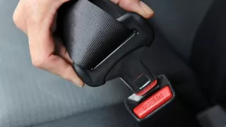 Evropský stát mění dopravní zákon. Pokud není jeden člověk v autě připoután, pokutu platí všichni