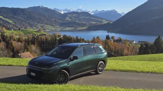 Čínské SUV nabízí výkon Porsche Taycan za cenu naftové Škody Kodiaq. Řídit ho zvládne i vaše máma