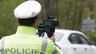 Policisté smí měřit rychlost schovaní v křoví. Jejich chyba ale může řidiče zachránit
