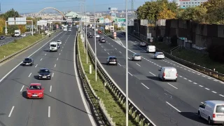 Jeli jste po dálnici bez známky, zaplaťte 20 tisíc korun. Podvodné SMS cílí na neznalé řidiče