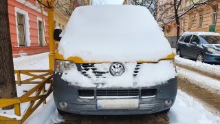 Na modré zóně lze beztrestně parkovat zadarmo. Stačí, když auto zapadá sněhem