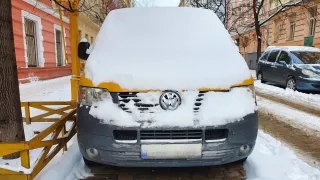 Na modré zóně lze beztrestně parkovat zadarmo. Stačí, když auto zapadá sněhem