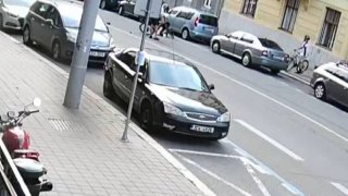 Řidič octavie otevřel dveře přímo před projíždějící cyklistku. Hledá ho policie