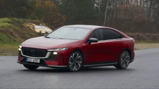 Elektrická Mazda 6e je velmi úsporný elektromobil za rozumné peníze. Dynamikou ale neohromí