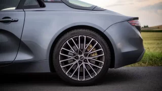 Nokian Powerproof 1 jsou výborné letní pneumatiky i pro sportovní auta, jako Alpine A110 GT