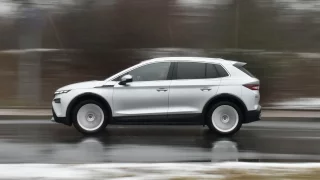 Škoda Elroq 85 vypadá a jezdí lépe než benzinový nebo naftový Karoq. Zima jí ale nesvědčí