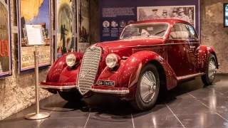 Museo Mille Miglia: Kdybyste tu neslyšeli tikat hodiny, mysleli byste si, že se zde zastavil čas