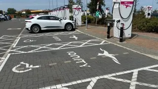 Komentář: V Británii mají vyhrazená místa pro handicapované i u nabíječek. Proč to u nás nejde?