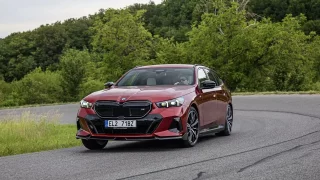 Šest set koní v rodinné verzi? BMW i5 M60 Touring s Performance Parts je vozem pro komiksového padoucha, který dospěl