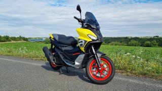 Test: Aprilia SR GT Sport je asi nejkrásnější skútr na trhu. I proto mu lze odpustit pár chyb