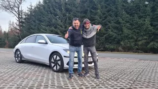 Posádka Autosalonu stanovila nový rekord. Elektromobilem navštívila za 24 hodin 15 zemí