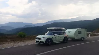 Už se pomalu stmívá, jedeme maximálně 40 km/h