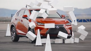 Lexus na necelých pět sekund oslepil řidiče. Ukázal, co způsobí psaní zpráv na mobilu za volantem