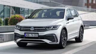 VW Tiguan Allspace prošel modernizací, oproti kratšímu sourozenci ho však u motorů vzali zkrátka