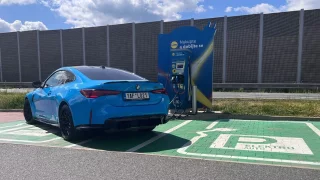 Komentář: Elektromobilisté si chtěli došlápnout na spalováky. Odtahů od nabíječek budou asi litovat