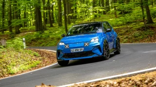 Takhle zábavný elektromobil tu ještě nebyl. Alpine A290 je rychlá hračka na klikaté silnice