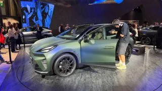 Cupra v Paříži odhalila novou variantu elektrického Ravalu. Spojila se kvůli tomu se slavným tunerem