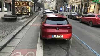 Řidiči se snaží za každou cenu nezasahovat do pruhů pro cyklisty. Je to nebezpečný nesmysl