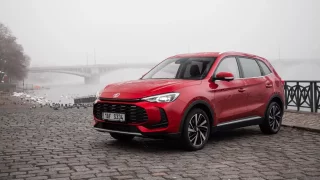 Nové MG HS láká na lidovou cenu. S elektrickým dojezdem 100 kilometrů se navíc ani nebojí dobrodružství