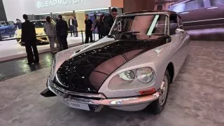 DS na autoslaonu v Paříži