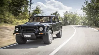 Dvanáctiválcové Lamborghini LM002 se mimo asfalt n