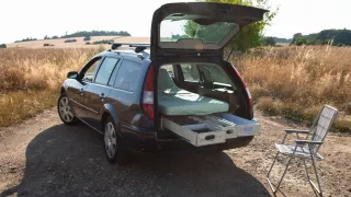 Ze starého kombi obytňák za pár tisíc. Udělali jsme si vlastní vestavbu s kuchyňkou i tekoucí vodou