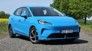 Stojí 600 tisíc, slibuje rozumný dojezd i rychlé nabíjení. Do Česka přijel nový elektromobil MG