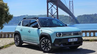 Renault 4 je rodinné auto, za kterým se každý otočí. Adrenalin nerozdává, ale jezdí úsporně