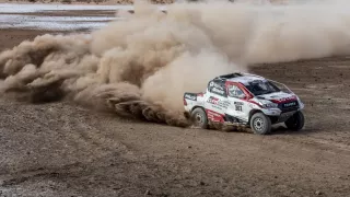 Fernando Alonso testuje Toyotu Hilux 5