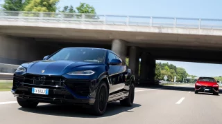 Řídili jsme Lamborghini Urus SE s příplatkovými výfuky od Akrapoviče. Jezdí jako ďábel i anděl