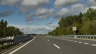 Pokuta 2000 korun za 20 sekund v levém pruhu. Pozor na nové pravidlo na dálnicích