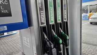Zákaz používání telefonu na čerpací stanici. Řidiči často nevědomky porušují základní pravidlo