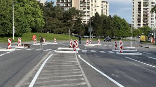 Křižovatka s jedenácti ostrůvky má ochránit chodce a cyklisty. Řidiče přivádí k šílenství