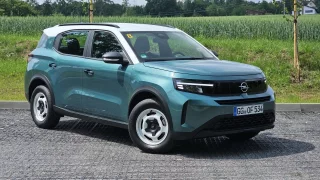 Hodně místa za půl milionu. Opel Frontera má tři řady sedadel, z levných prvků dělá přednosti