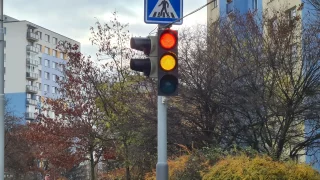 Jízda na žlutou se trestá stejně jako na červenou. Policie o přestupku rozhoduje od oka