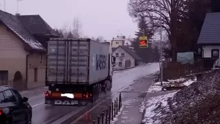 Cedule ukazující rychlost se proměnila na radar. Malá obec bojuje proti husté dopravě