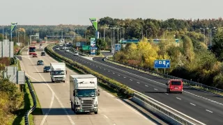 Řidiči kamionů jsou v úzkých. Zákon jim ukládá povinnost, kterou ale často nemohou splnit