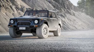 Dvanáctiválcové Lamborghini LM002 se mimo asfalt n