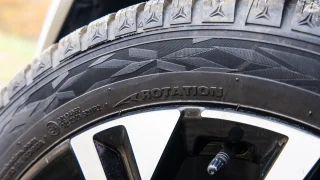 Při přezouvání dejte pozor na rotaci pneumatik. Řidič kvůli tomu udělal škodu za 200 tisíc