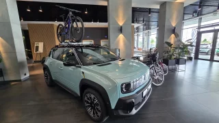 Cena za nový Renault 4 příjemně překvapila. Proti kratší a méně pohodlné pětce se připlácí 50 tisíc