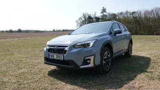 Tento hybrid vyplazuje jazyk na ostatní hybrouše. Na rozdíl od nich si řidič Subaru XV e-Boxer užívá