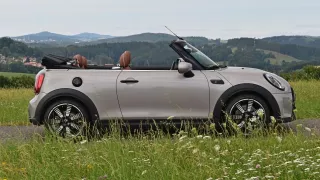 Mini Cabrio umí i v základu potěšit, s pár příplatky si ale musíte připravit milion