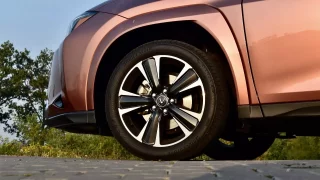 Žehlička dálnic i okresek. Lexus UX 300h nabídne reálný komfort a skutečně vypiplané pohonné ústrojí