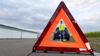 Výstražný trojúhelník už někde stačit nebude. Řidiči si budou muset pořídit výrazně dražší zařízení