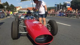 Z lodního kontejneru na golfovém hřišti až na závodní dráhu: Jak František Spěváček oživil historickou formuli